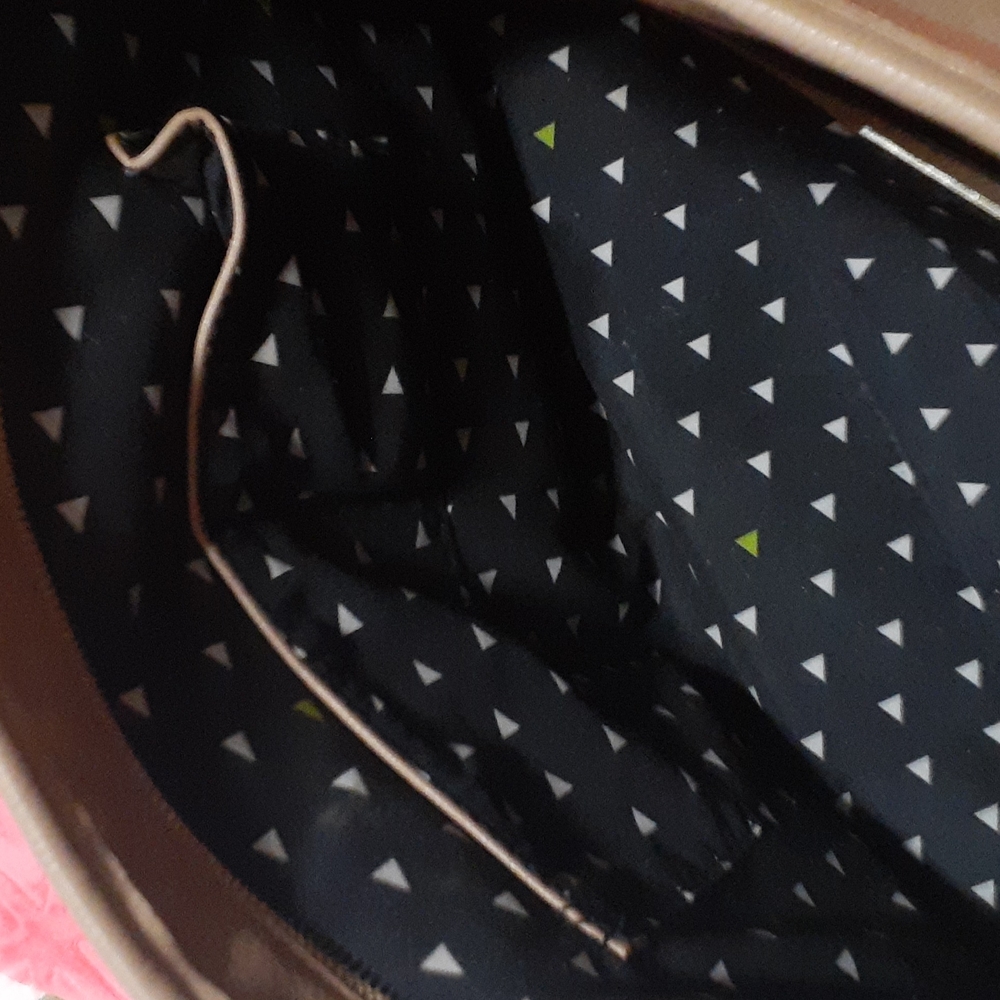 Tan purse by street level - Picture 7 of 9